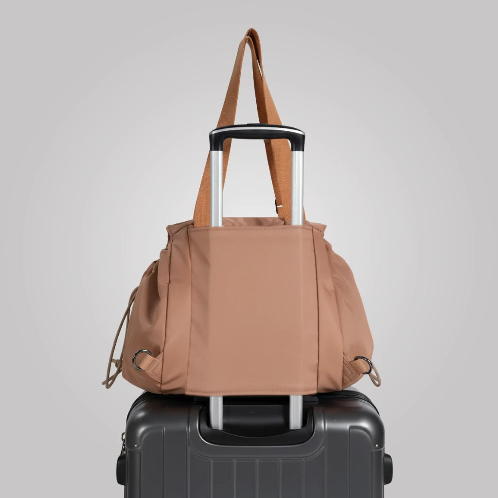 Emma & Kate Everyday Bag 2.0 in everyday use – travel-ready with luggage pass-through and water-resistant design
